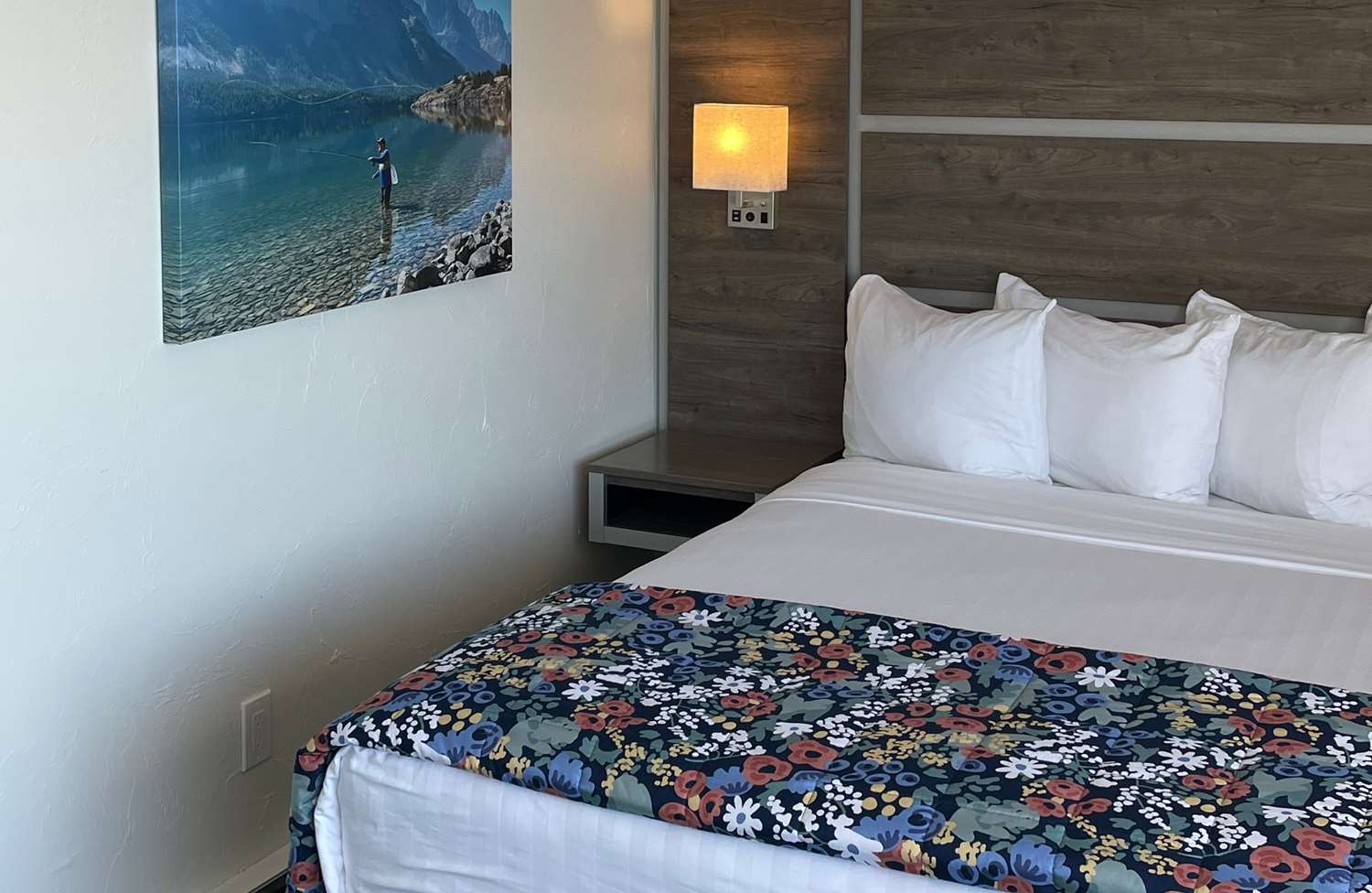 Room, King Bed, Partial Lake View