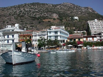 Dolphin Hotel 44/56