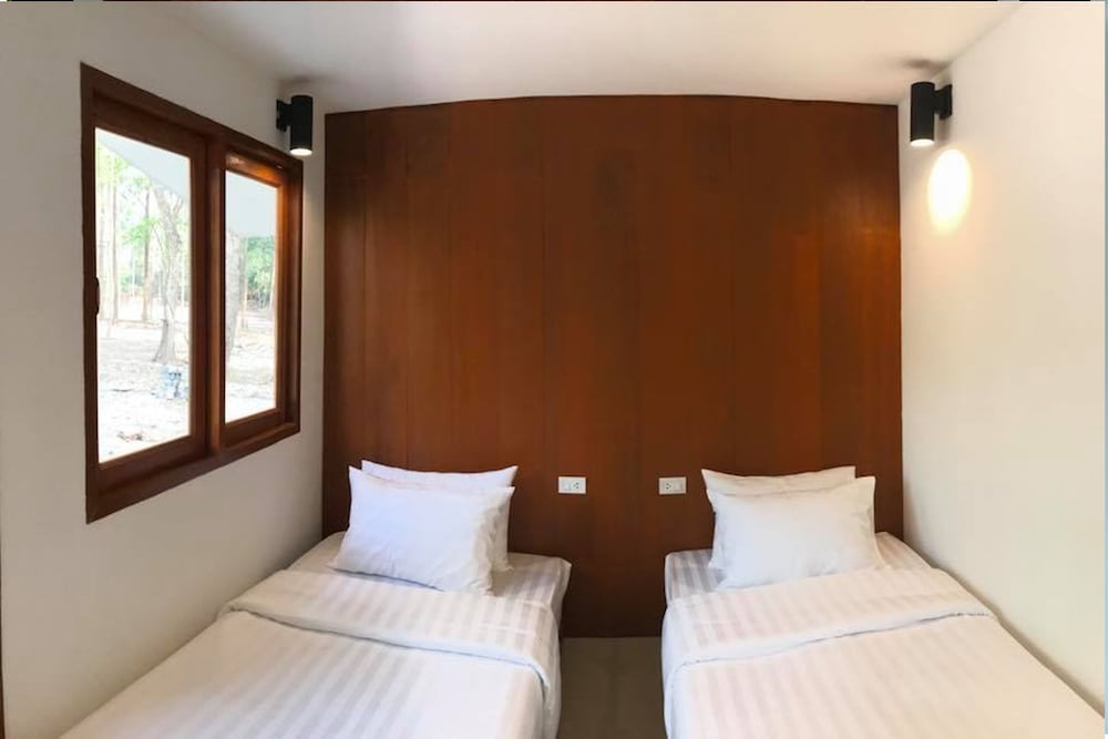 ROOM, TWIN BEDS