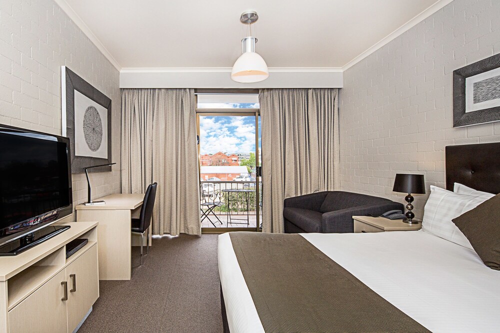 Pavilion Hotel Wagga Wagga 14/34