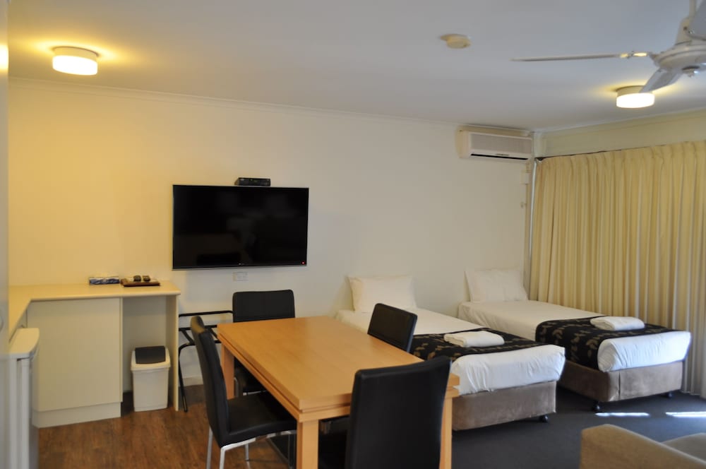 ALBURY BURVALE MOTOR INN 37/47