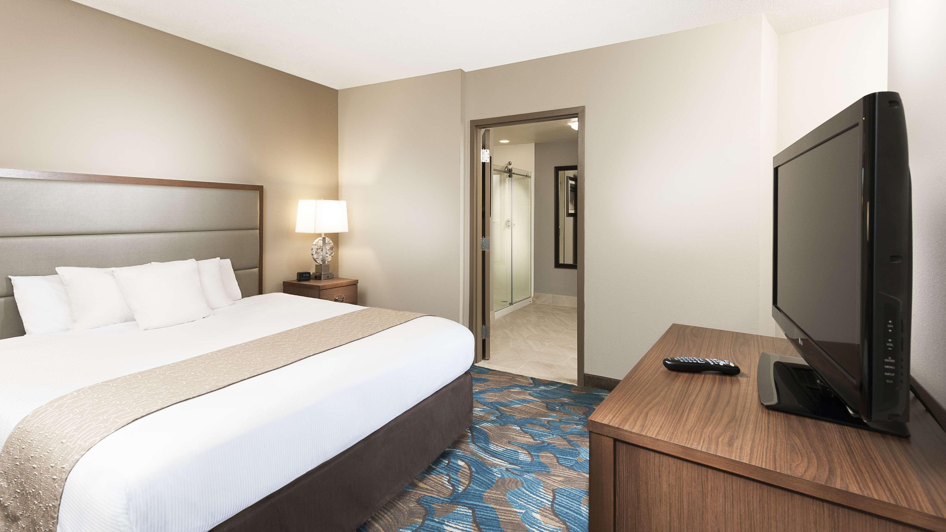 2 ROOMS, SUITE, KING BED, JETTED TUB