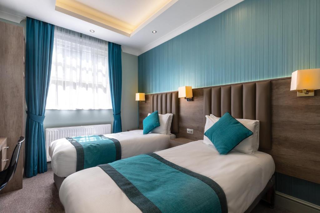 ROOM, TWIN BEDS