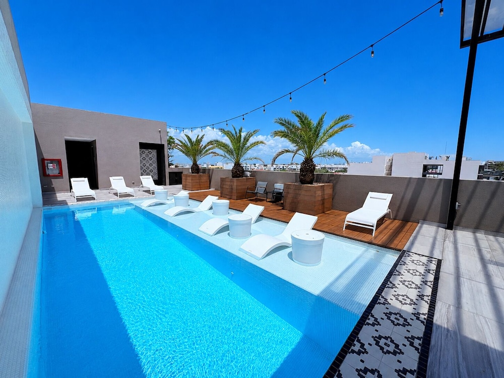 Marquee Playa Hotel 56/76