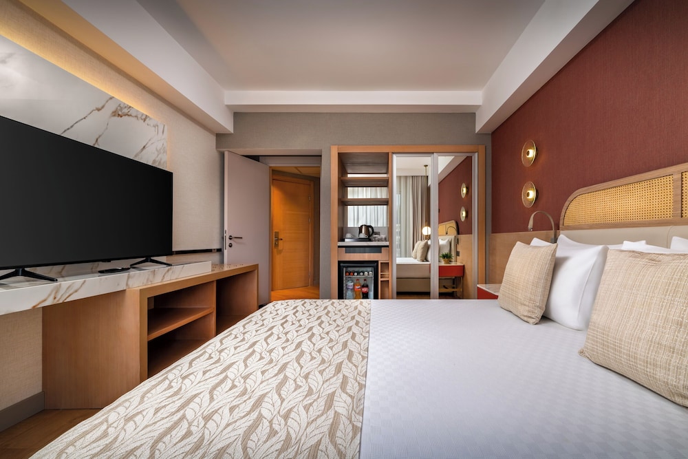 SUITE, LAND VIEW, MAIN BUILDING