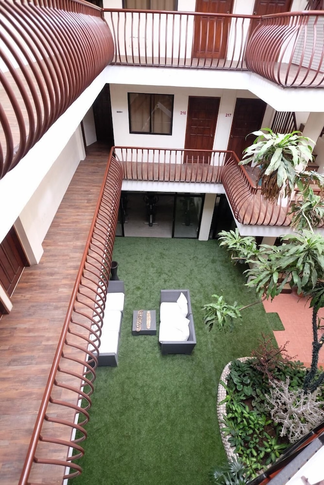 Kiwi Hotel 4/50