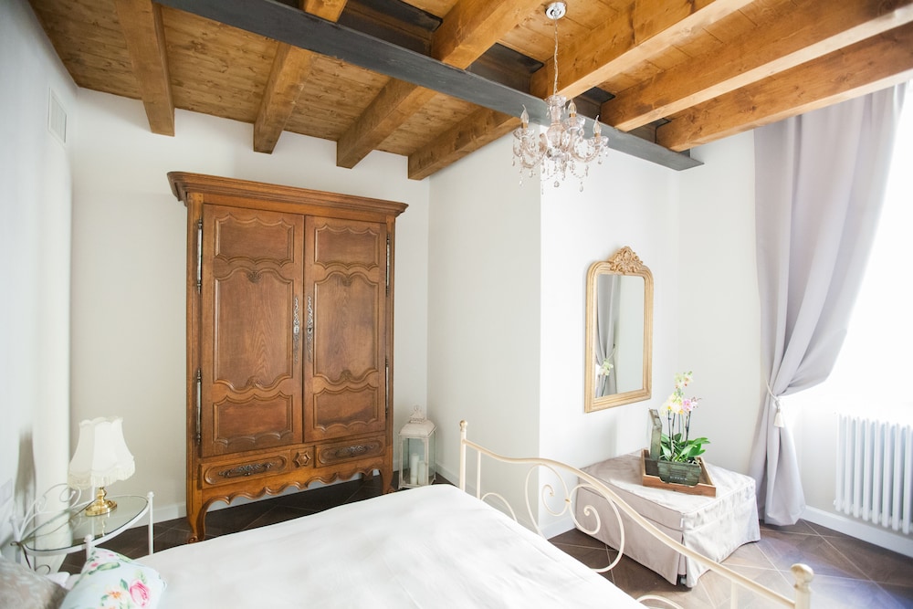 Alessia's Place 15/50