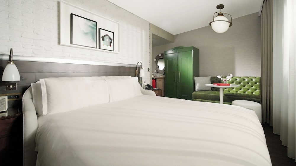 ROOM, KING BED