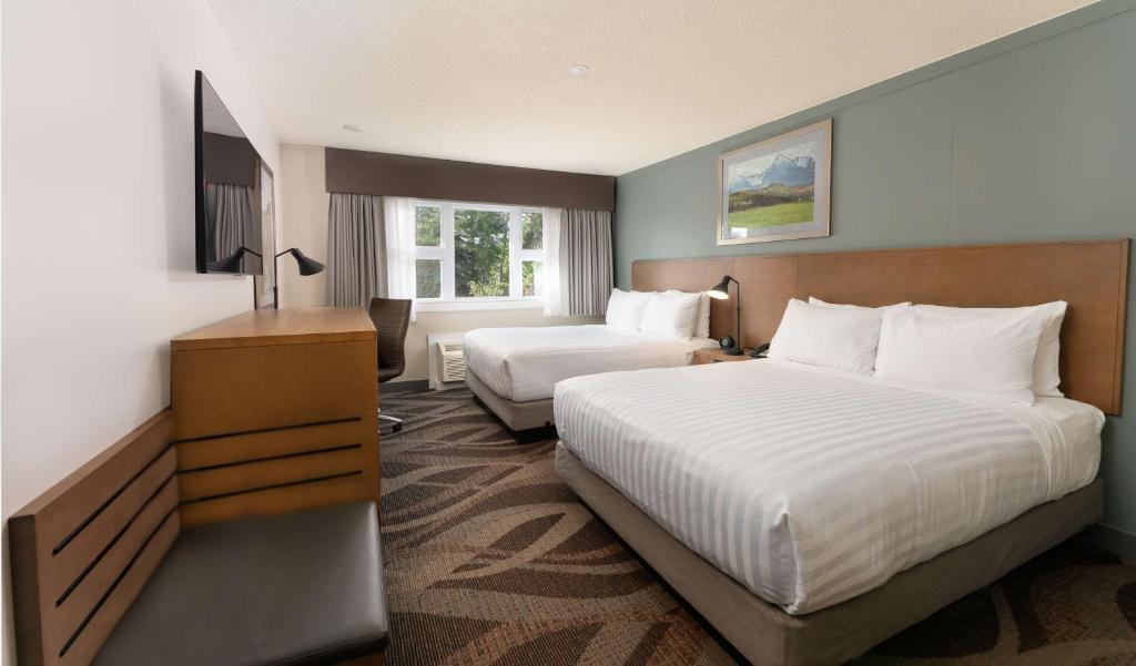 Space, 2 Queen Beds, Pet Friendly، Prestige Hudson Bay Lodge & Conference Centre, WorldHotels 4/8