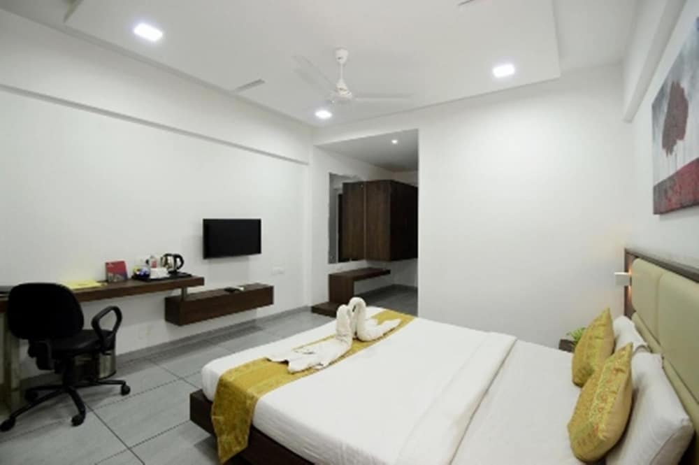 Crimson Park Shripriya Hotel 13/32