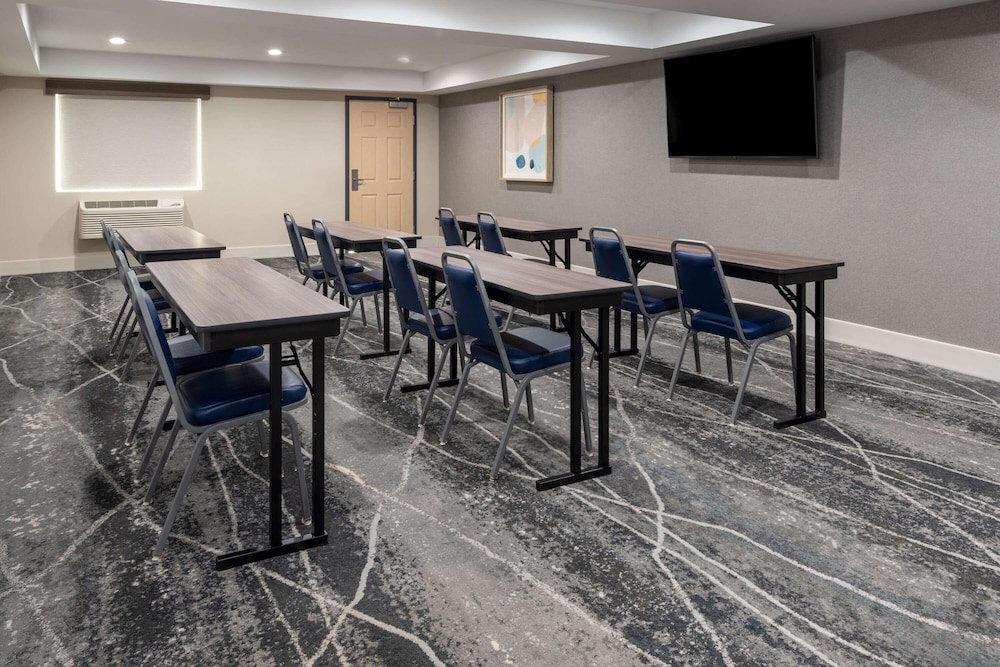 Ramada by Wyndham Modesto Yosemite Area 39/43