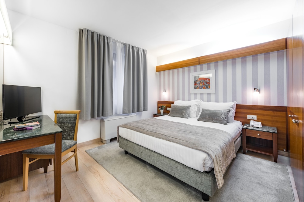 Uvala Hotel 24/72