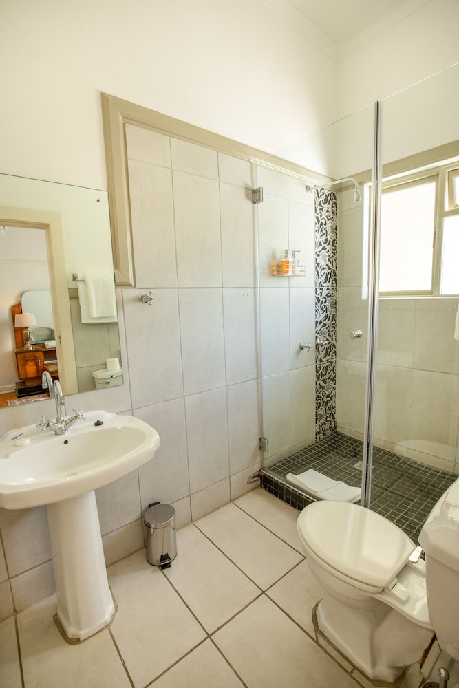Montagu Country Hotel 37/89
