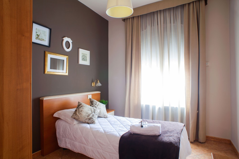 ROOM, SINGLE