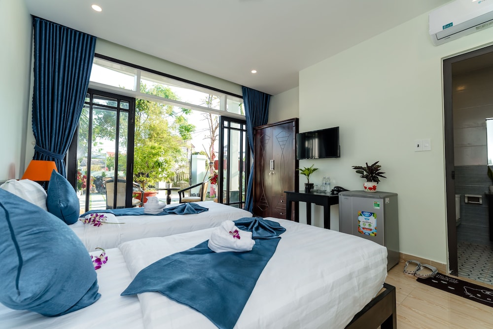 DELUXE, DOUBLE OR TWIN BED