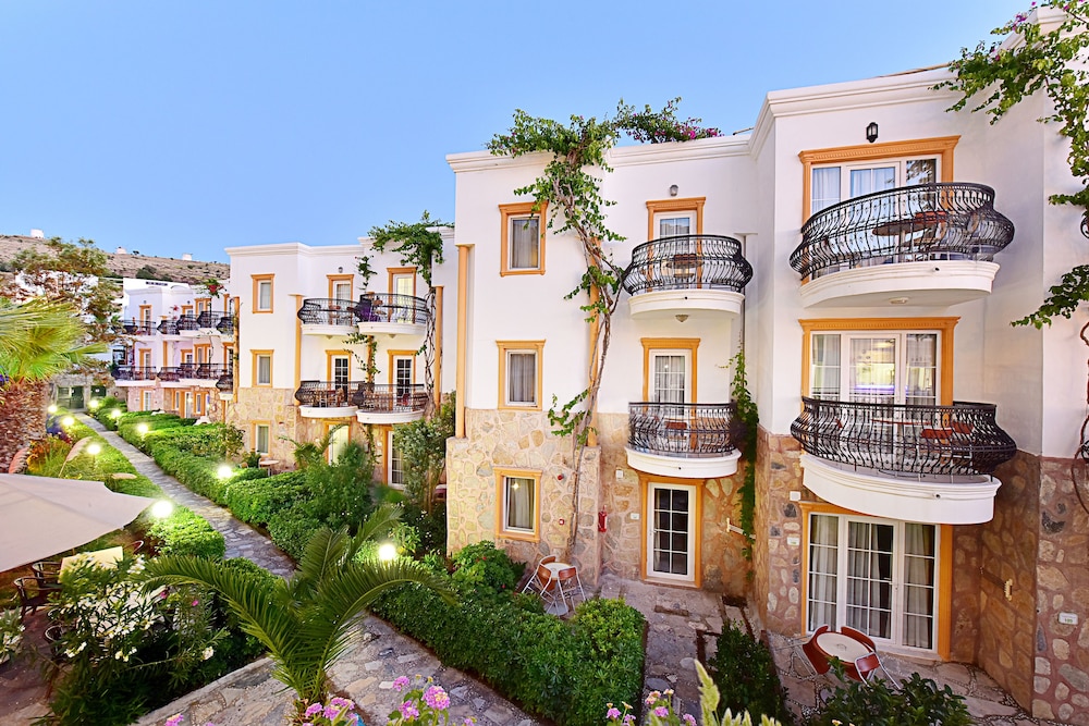 Tropicana Beach Apartments 2/38