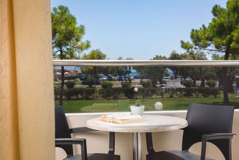 Kalamaki Beach Hotel 33/50