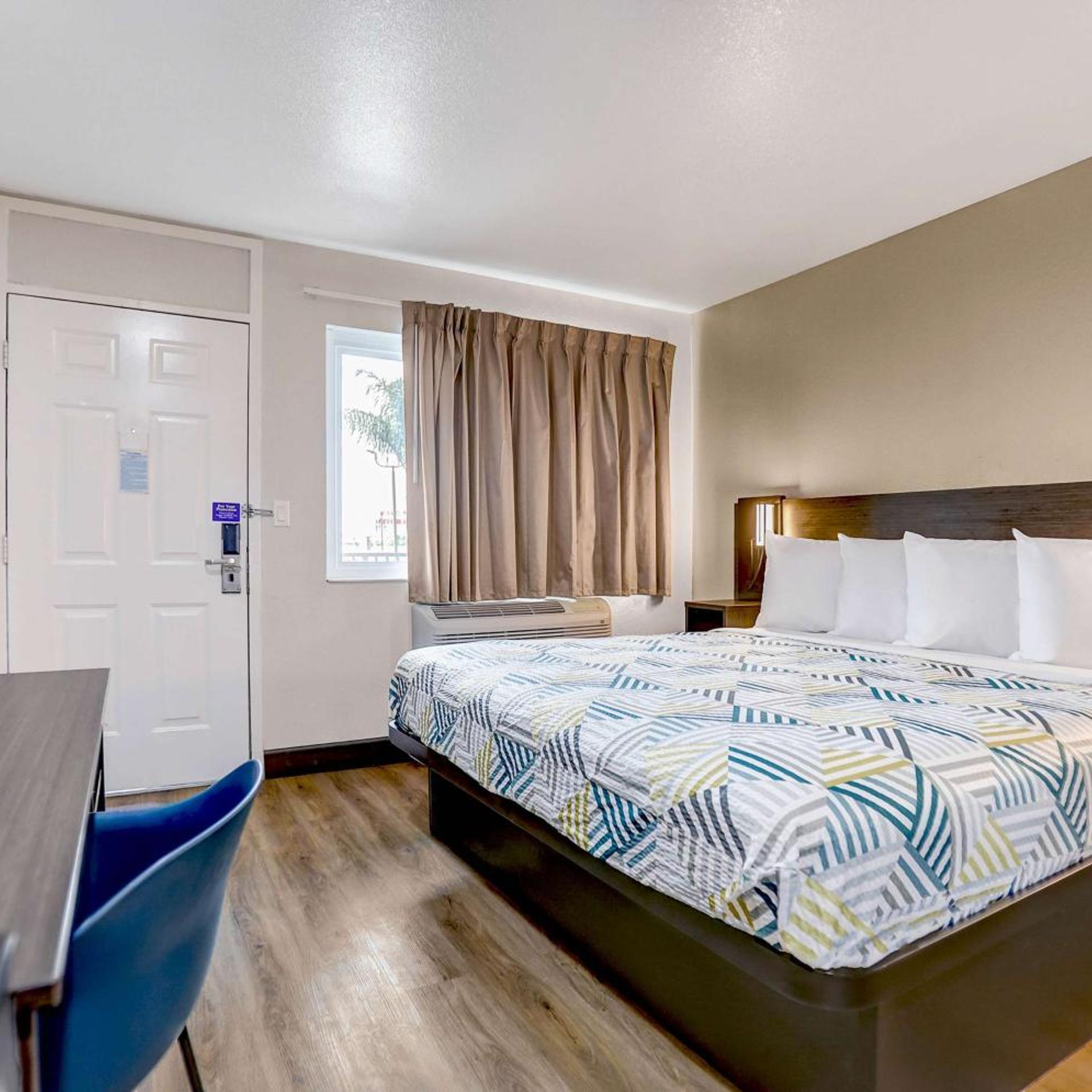 ROOM, KING BED