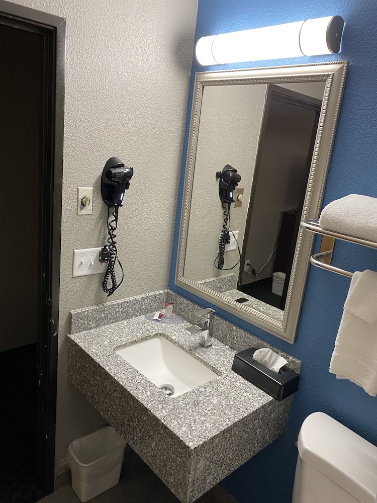Economy Inn Suites Cedar Rapids 48/50