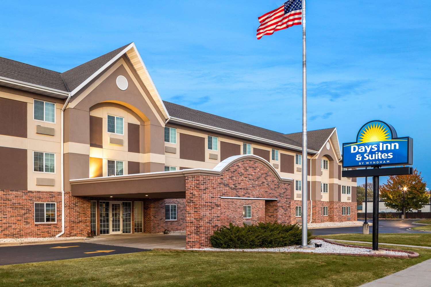 Days Inn & Suites by Wyndham Green Bay WI. 35/38