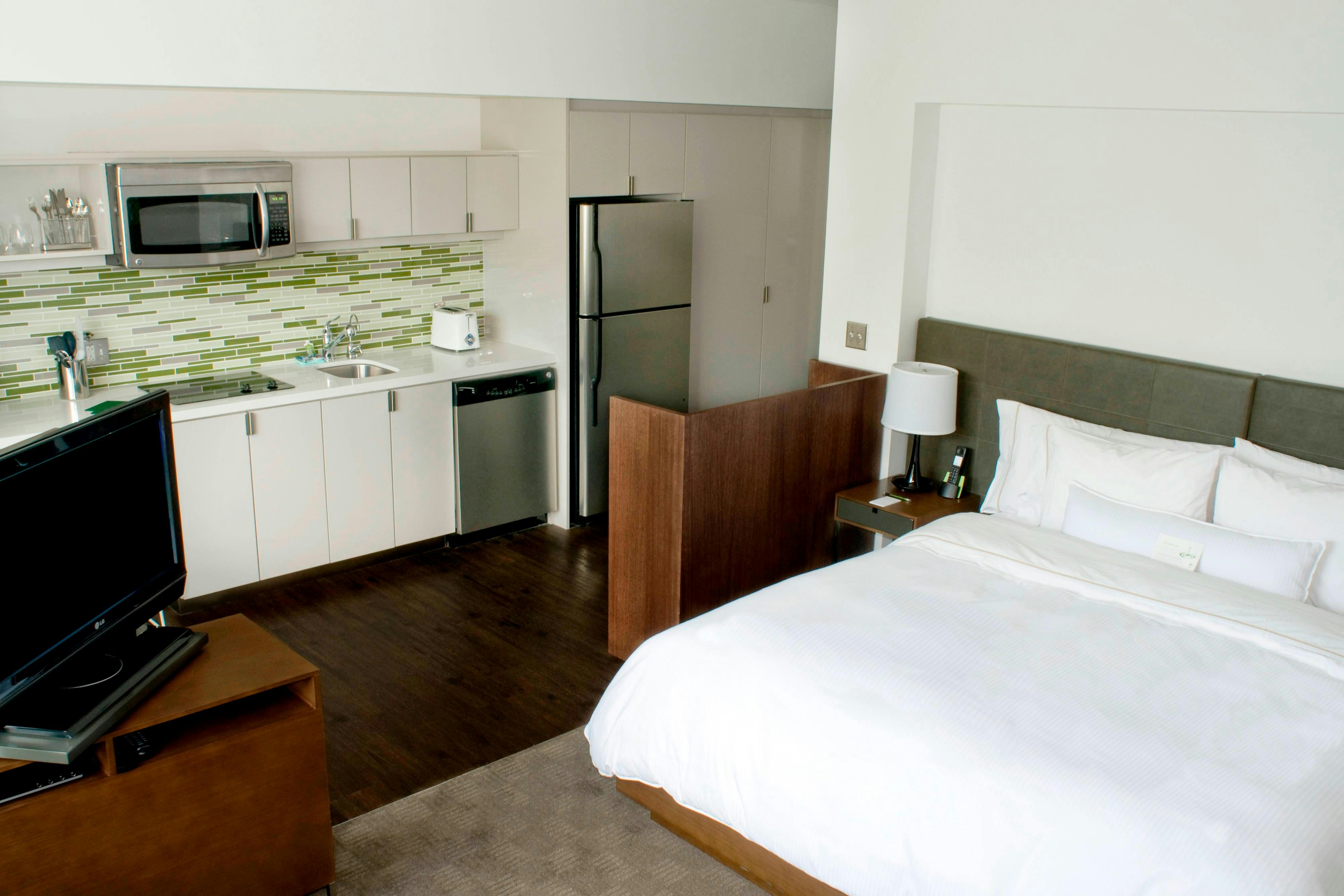 ROOM, KING BED
