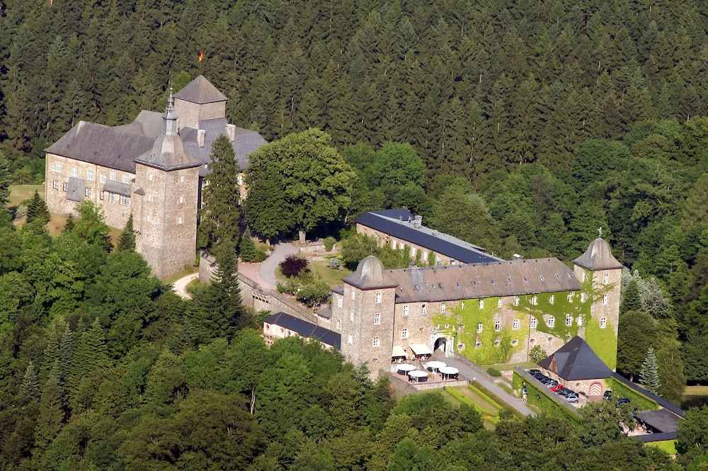 Hotel und Restaurant Burg Schnellenberg 42/54