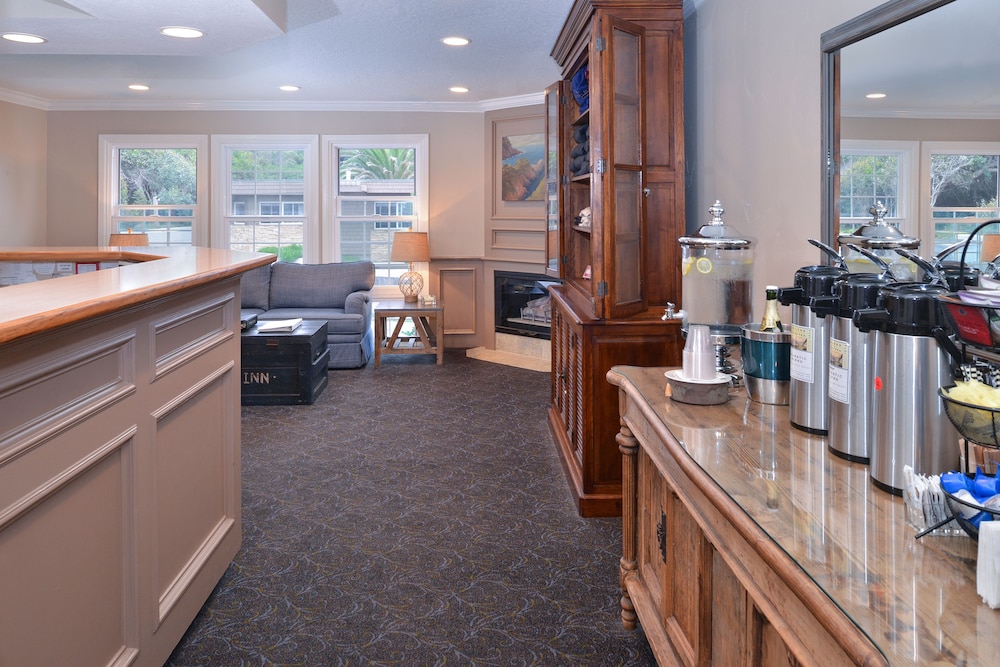 Sand Pebbles Inn 30/34