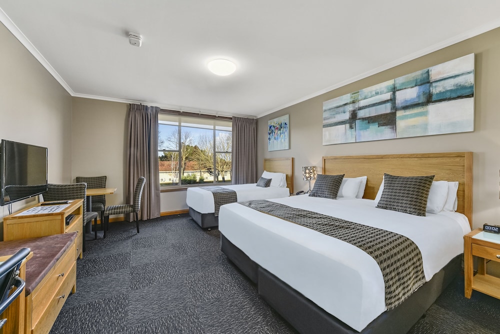 Deluxe, 1 King and 1 Single Beds