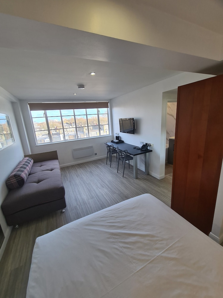 Roland House Apartments 10/54