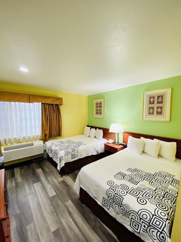 Travelers Inn Medford 17/58