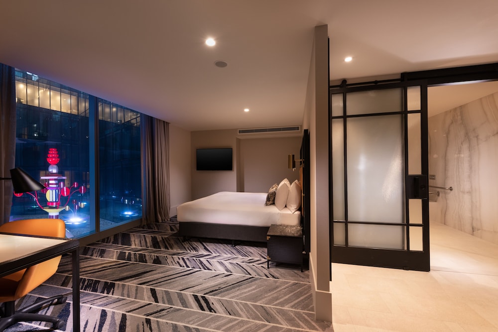 DELUXE, KING BED, ACCESSIBLE