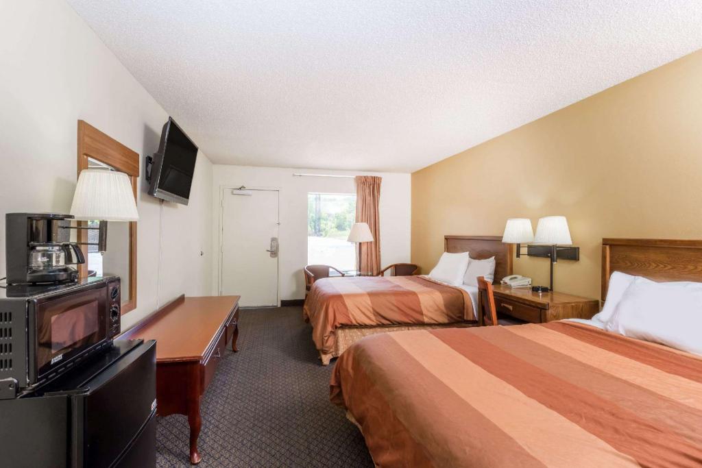 Days Inn By Wyndham Fort Payne 12/27