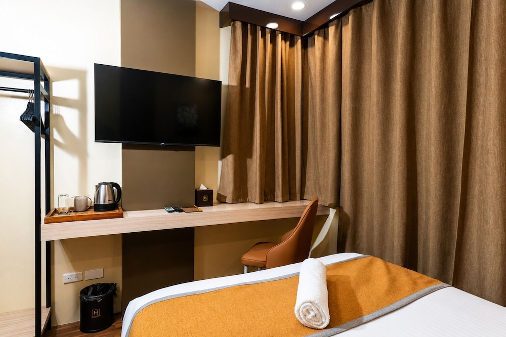 Hollywood Hotel Puerto Princesa 61/66