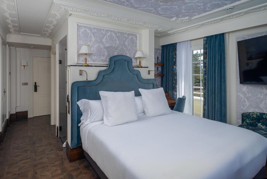Club, Executive, Double or Twin Bed