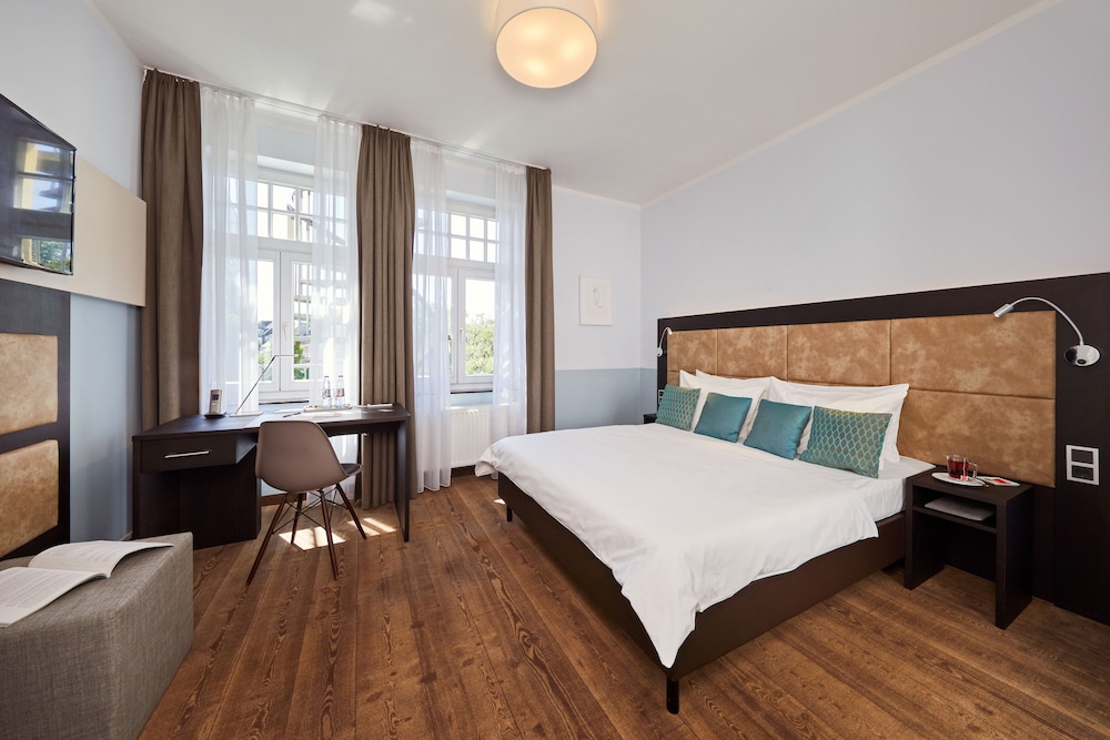 BUSINESS, QUEEN BED