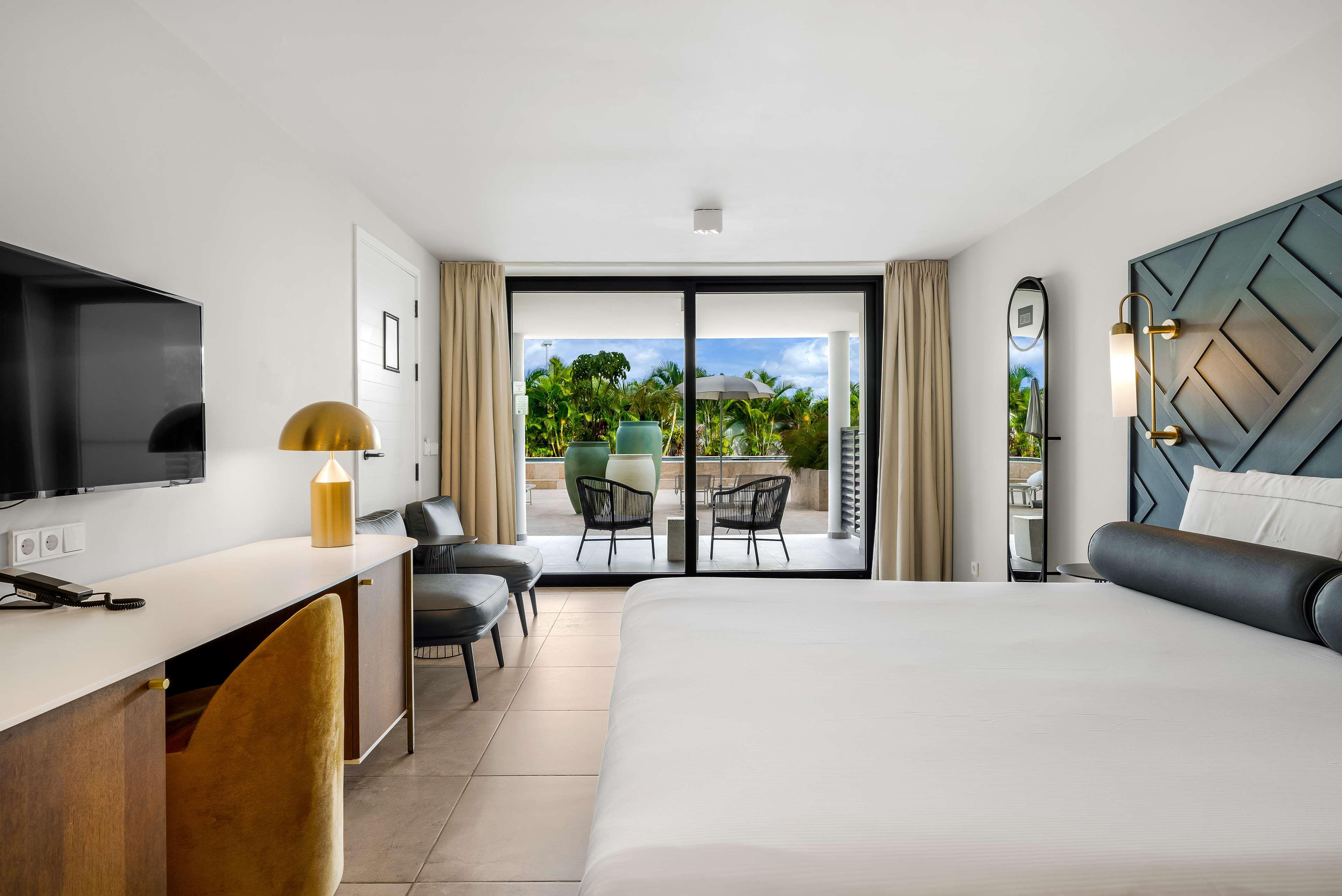 GUEST ROOM, DELUXE, KING BED
