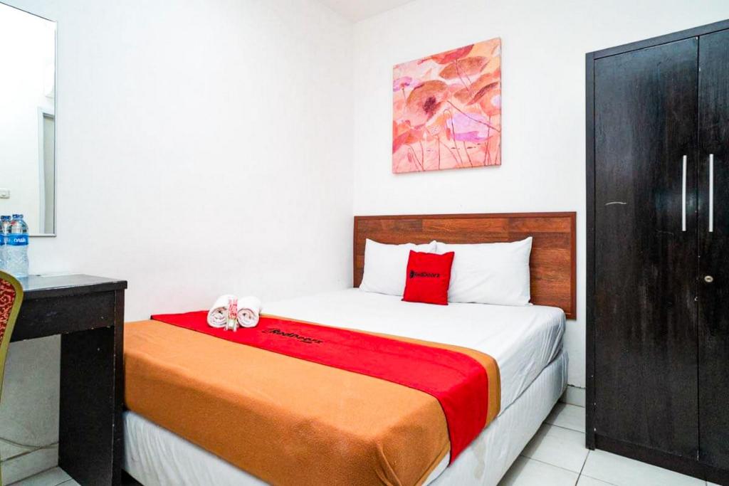 Reddoorz Plus Pasar Baru 12/43