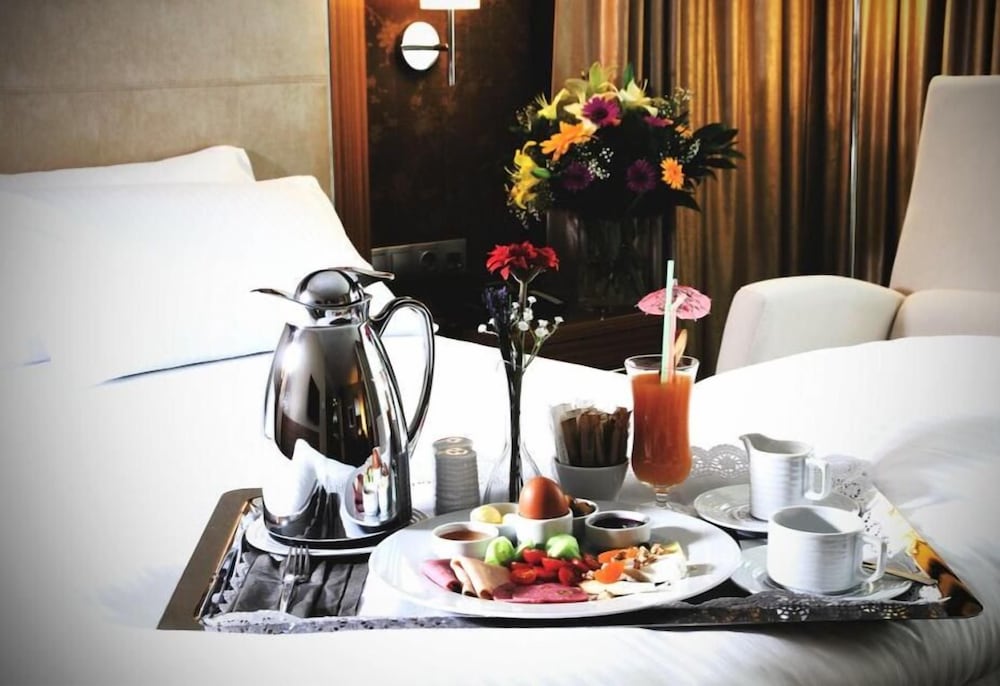 DEMORA HOTEL 54/64