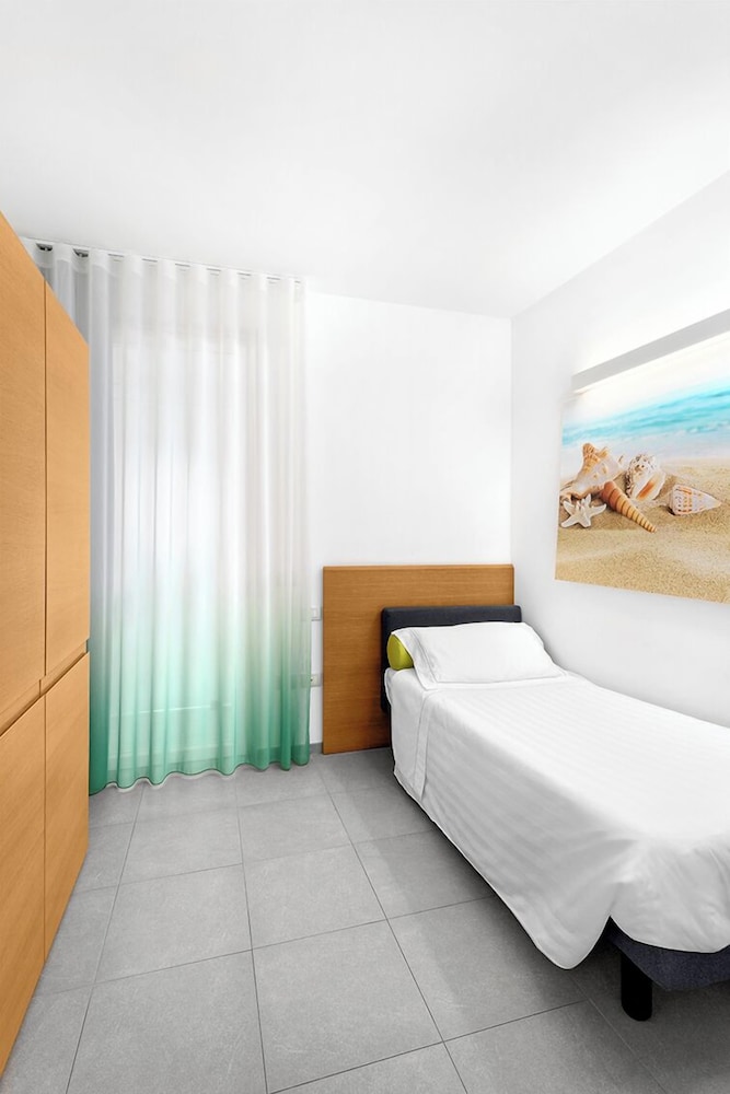 2 Bedrooms, Family Suite, 1 Queen and 1 Single Bed, Sea View, 2 Bathrooms, 2 Sofa