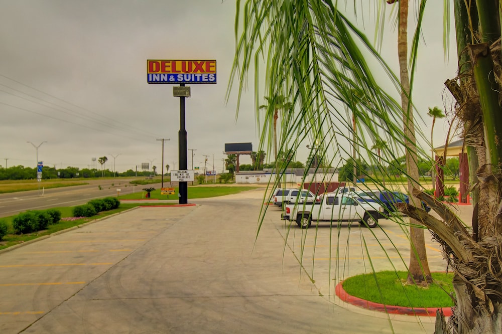 Deluxe Inn Suites 52/61