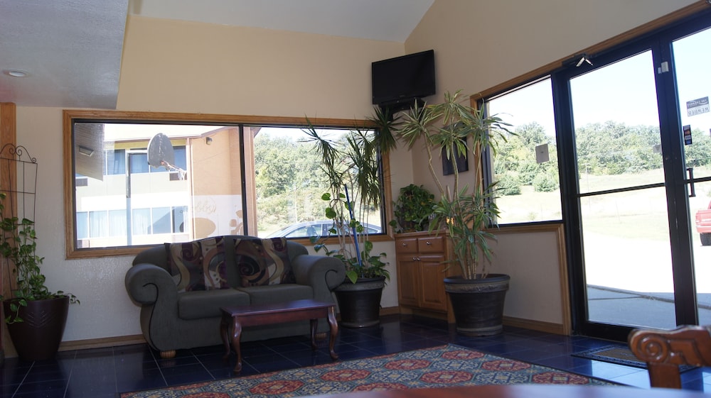 Holiday Lodge And Suites 32/46