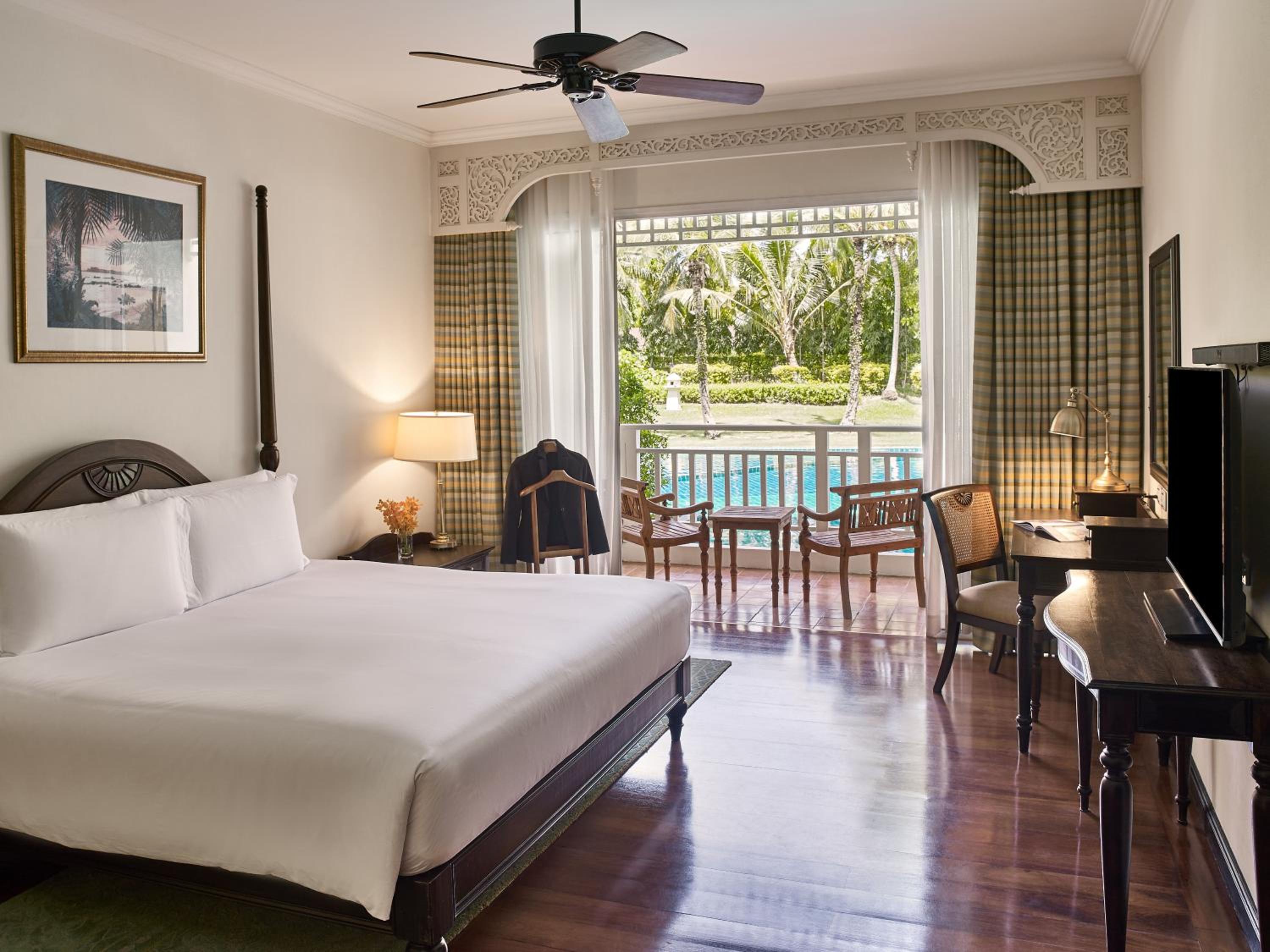 Pool, Suite, King Bed