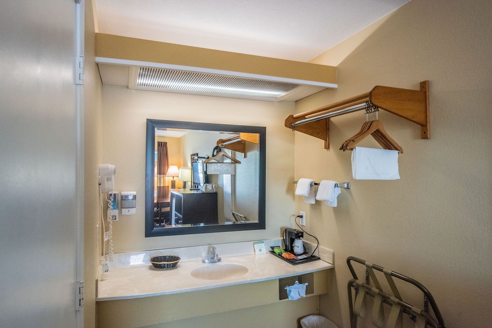 Relax Inn &amp; Suites 81/82