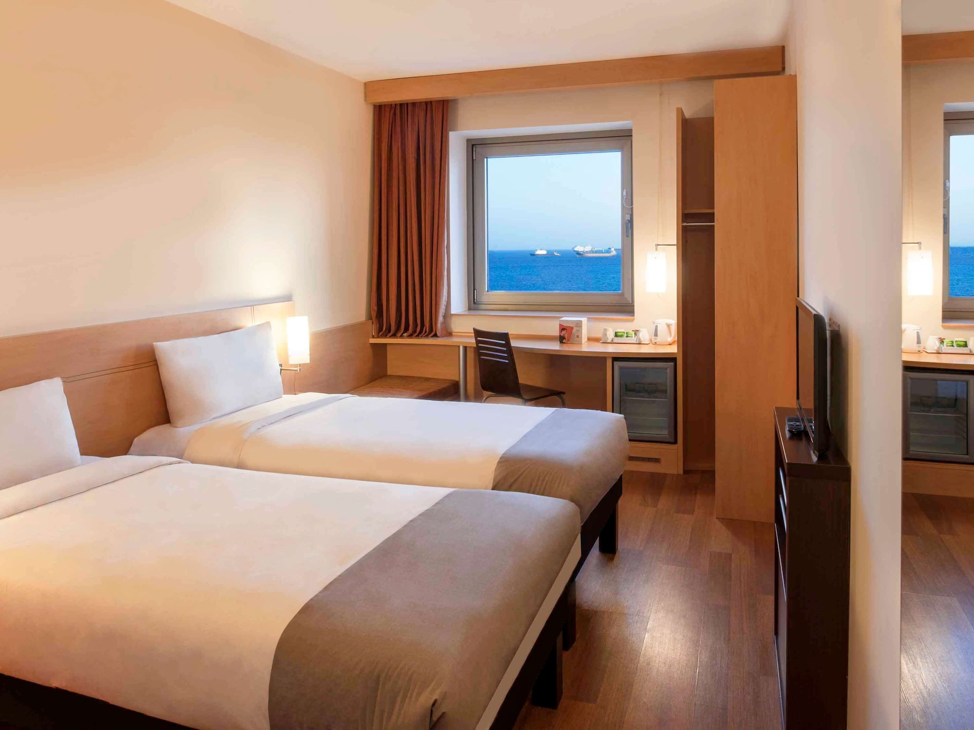 ROOM, TWIN BEDS