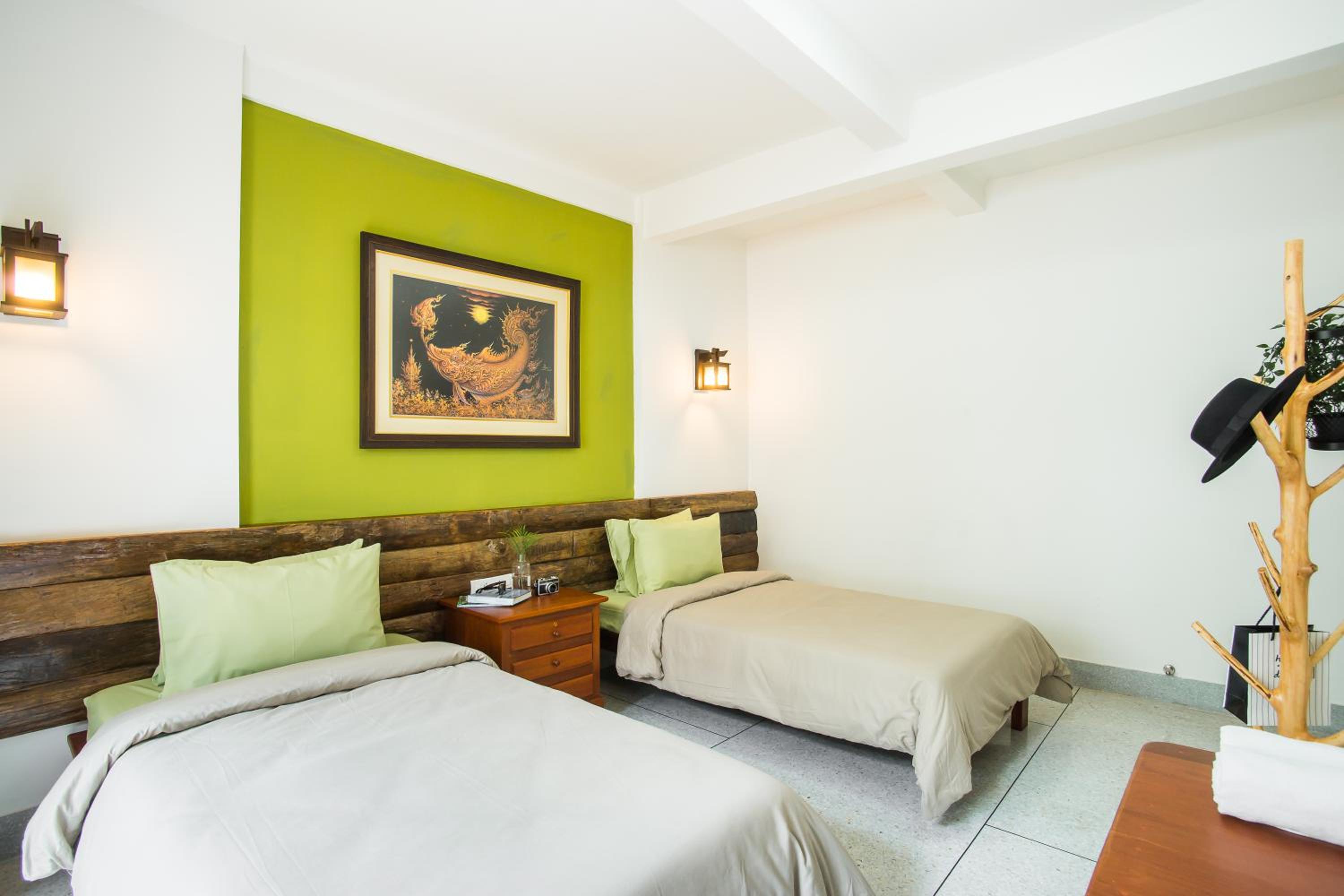 Room, Twin Beds, Shared Bathroom, No Window