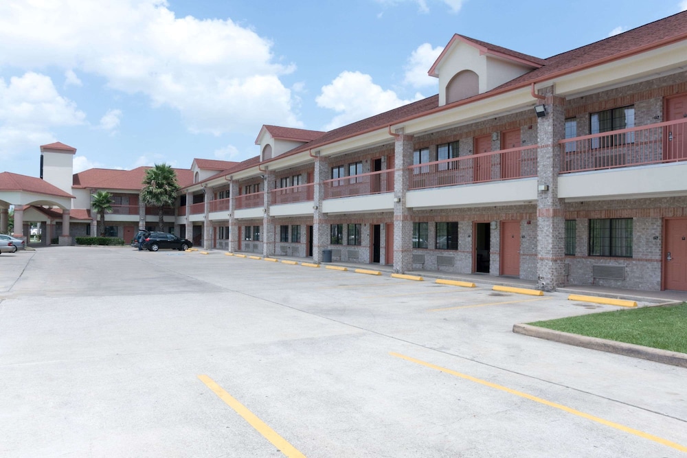 Super 8 by Wyndham Stafford Sugarland Area 1/20