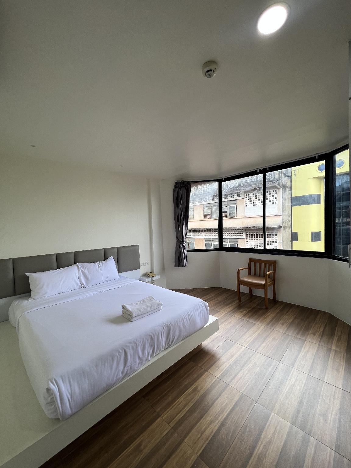 غرفة اقتصادية بسرير كوين، The Habour Front Hotel Surat Thani 3/3