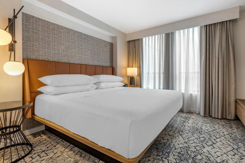 1 Bedroom, Conference, Suite, King Bed, Club Lounge Access