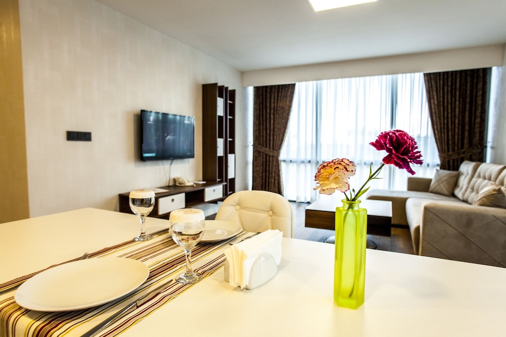 LIV SUIT HOTEL 37/58