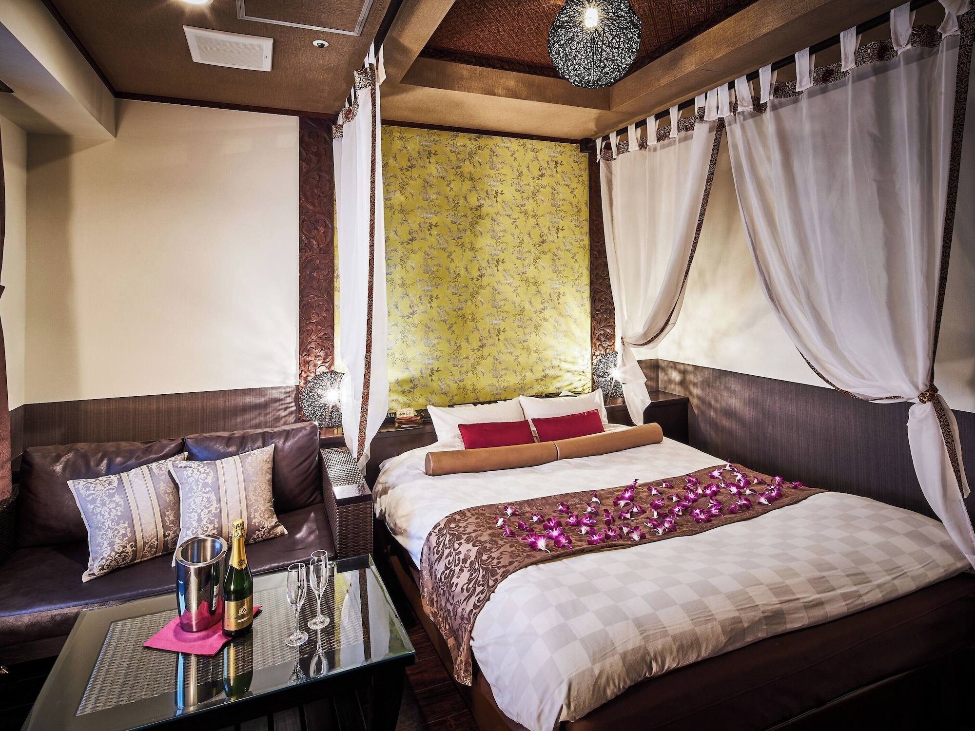 Canopy, King Bed, Smoking